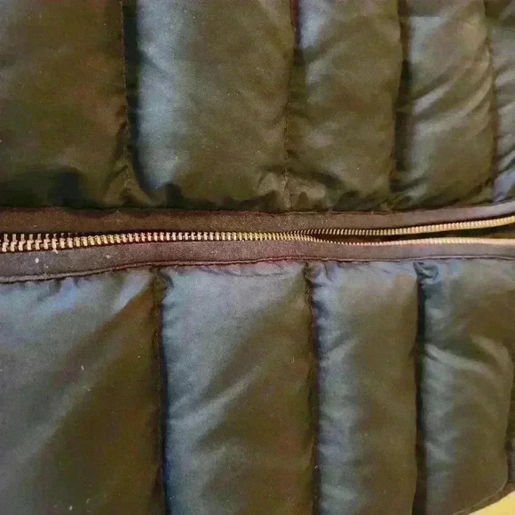 J. Crew Black Puffer Vest Gold Pockets Winter Ski Slopes Snow โ๏ธ ๐ฟ ๐ โท๏ธ - Picture 6 of 9